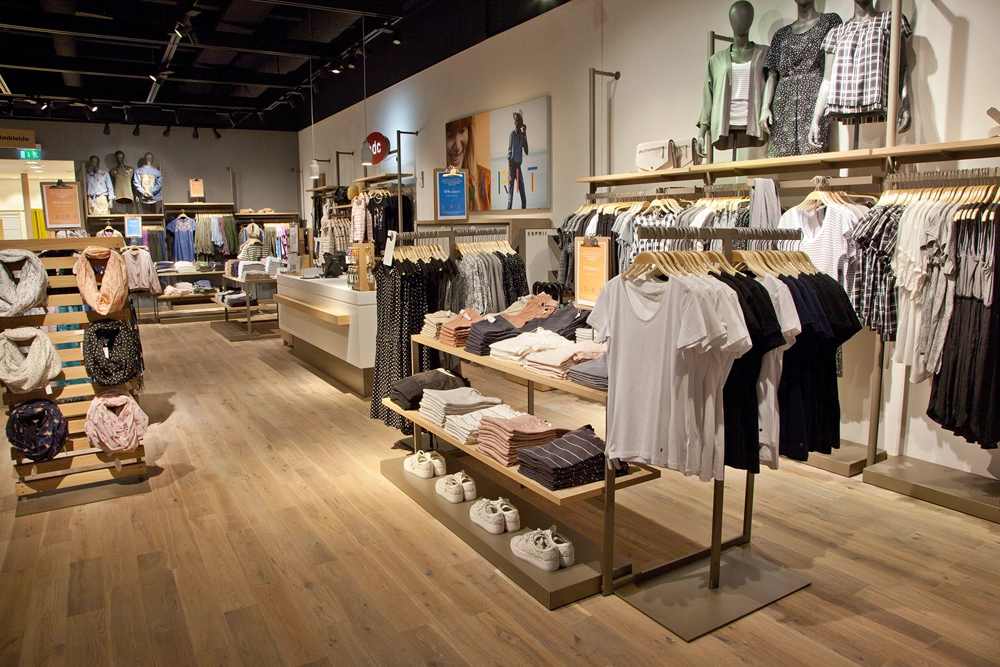 Esprit im Atrio Villach – Perspektive auf die Verkaufszone; Interiorfotografie.